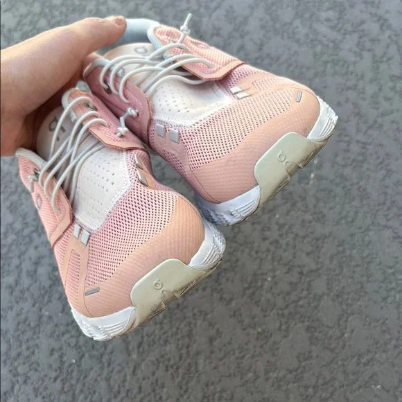 On Running Women's Blush Pink Shoes Sneakers in Size 7.5 - Picture 4 of 8